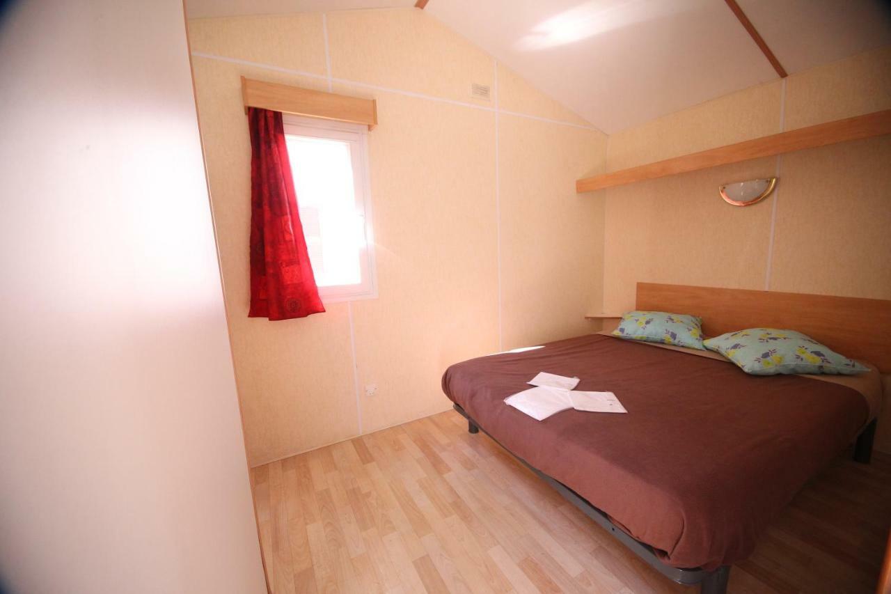 Camping Le Ruisseau Saint-André-de-Seignaux Exterior foto